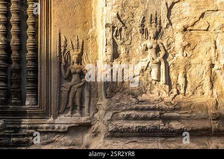 Statues sculptées d'apsaras dansants nymphes célestes sur les murs d'Angkor Wat, Siem Reap, Cambodge Banque D'Images