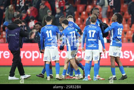 Liège, Belgique. 14 février 2025. Les joueurs de Genk célèbrent après avoir remporté un match de football entre le Standard de Liège et le KRC Genk, vendredi 14 février 2025 à Liège, le jour 26 de la saison 2024-2025 de la première division du championnat belge 'Jupiler Pro League'. BELGA PHOTO VIRGINIE LEFOUR crédit : Belga News Agency/Alamy Live News Banque D'Images