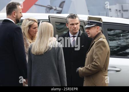 Varsovie, Pologne. 14 février 2025. Le secrétaire à la Défense des États-Unis Pete Hegseth et le ministre polonais de la Défense nationale Wladyslaw Kosiniak-Kamysz lors de leur rencontre. Crédit : JPIX/Alamy Live News Banque D'Images