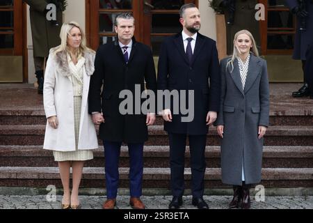 Varsovie, Pologne. 14 février 2025. Le secrétaire à la Défense des États-Unis Pete Hegseth et le ministre polonais de la Défense nationale Wladyslaw Kosiniak-Kamysz lors de leur rencontre. Crédit : JPIX/Alamy Live News Banque D'Images