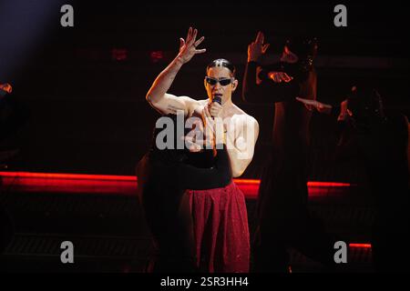 Sanremo, Italie. 14 février 2025. Mahmood lors de la quatrième soirée de la 75e édition du Festival de la chanson italienne de Sanremo au Théâtre Ariston à Sanremo, dans le nord de l'Italie - vendredi 14 février 2025. Divertissement. (Photo de Marco Alpozzi/LaPresse) crédit : LaPresse/Alamy Live News Banque D'Images
