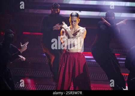 Sanremo, Italie. 14 février 2025. Mahmood lors de la quatrième soirée de la 75e édition du Festival de la chanson italienne de Sanremo au Théâtre Ariston à Sanremo, dans le nord de l'Italie - vendredi 14 février 2025. Divertissement. (Photo de Marco Alpozzi/LaPresse) crédit : LaPresse/Alamy Live News Banque D'Images