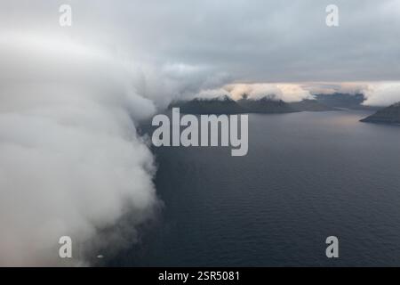 Drone spectaculaire vue des îles Foggy Féroé à la fin de l'été Banque D'Images