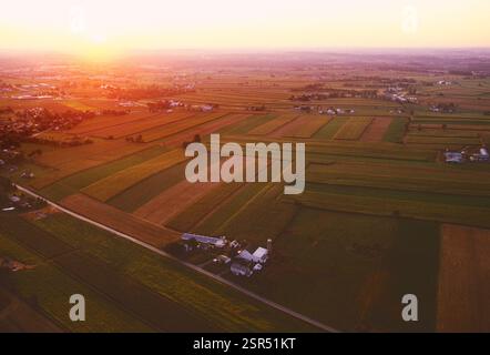 Vue aérienne au coucher du soleil des champs agricoles luxuriants du comté de Lancaster en Pennsylvanie ; maison des Amish ; peuple des Plaines ; États-Unis Banque D'Images