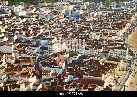 Nazare, Portugal - 27.12.2022 : vue aérienne d'une belle et charmante ville historique avec des toits RedTile Banque D'Images