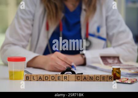 Un professionnel de la santé qualifié examine minutieusement divers indicateurs du cancer de la vessie aux côtés des matériaux pertinents Banque D'Images