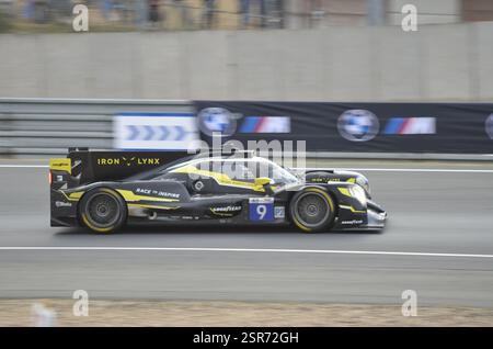 La compétition de protons a participé à Oreca 07 LMP2 de Maceo Capietto, Jonas Reid & Bent Viscaal quittant les Esses aux 24 heures du Mans 2024 Banque D'Images
