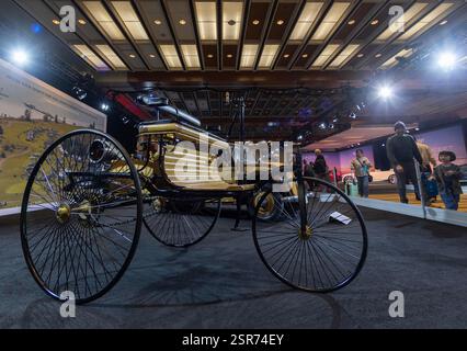 Toronto, Canada. 14 février 2025. Les visiteurs voient une réplique du brevet automobile Benz 1886 lors du salon international de l'auto canadien 2025 à Toronto, Canada, le 14 février 2025. Le salon annuel de 10 jours a débuté ici vendredi avec la participation de plus de 40 marques automobiles. Crédit : Zou Zheng/Xinhua/Alamy Live News Banque D'Images