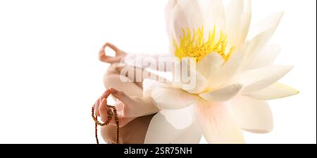 Femme méditant, double exposition avec belle fleur de lotus sur fond blanc, gros plan. Padmasana (position yoga lotus) Banque D'Images