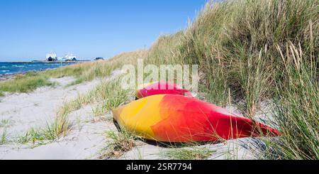 Laesoe, Danemark : deux canoës colorés gisant dans les dunes près du terminal de ferry de Vesteroe Havn Banque D'Images