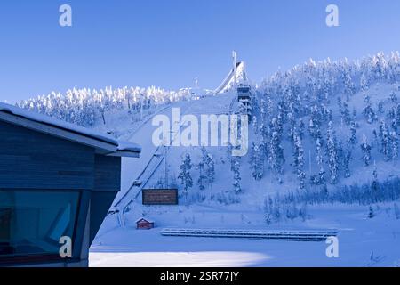 Kuusamo, Finalnd – février 2019 : la grande colline de saut à ski à Ruka par une belle et ensoleillée journée de février Banque D'Images