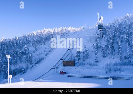 Kuusamo, Finalnd – février 2019 : la grande colline de saut à ski à Ruka par une belle et ensoleillée journée de février Banque D'Images