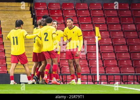 Nickson Okosun célèbre son but avec ses coéquipiers lors de la Watford U18 vs Spurs U18 FA Youth Cup 13/02/25 Banque D'Images