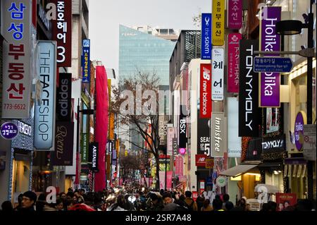 Scène de rue coréenne. Plusieurs devantures de magasins avec divers panneaux de signalisation. Couleurs vives et polices variées. Représente le quartier commercial animé. Suggérez également Banque D'Images