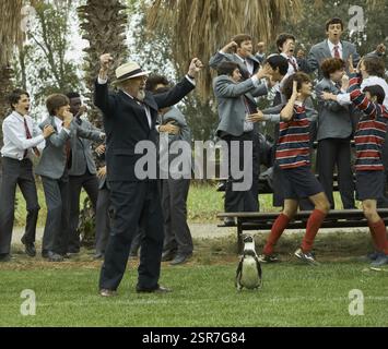 DATE DE SORTIE : 28 mars 2025. TITRE : les leçons de pingouin. STUDIO : Intake films. RÉALISATEUR : Peter Cattaneo. Avec Steve Coogan, nominé aux Oscars, cette dramatique poignante du réalisateur Peter Cattaneo suit l'éveil personnel et politique d'un Anglais après qu'il a adopté un pingouin au cours d'une période cataclysmique de l'histoire Argentine. EN VEDETTE : JONATHAN PRYCE dans le rôle de directeur Buckle. (Crédit image : © Intake films/Entertainment Pictures/ZUMAPRESS.com) USAGE ÉDITORIAL SEULEMENT ! Non destiné à UN USAGE commercial ! Banque D'Images