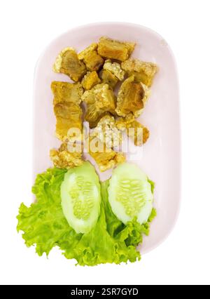 Découpe de porc croustillant sur blanc isolé. Banque D'Images