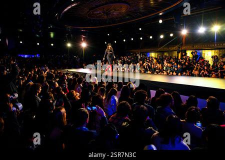 Mannequin Walking the Runway à la Fashion week de New York automne 2025, qui s'est tenue à New York du 6 au 11 février. Banque D'Images