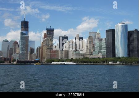 Staten Island Ferry Ride révèle un panorama à couper le souffle sur les gratte-ciels de Manhattan qui s'élèvent sur l'eau bleue. Un centre-ville animé vu depuis le Banque D'Images