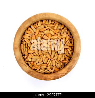 graines de tournesol grillées isolées sur fond blanc. Graines de tournesol grillées salées dans un bol. Banque D'Images