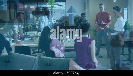 Image de nuages avec des icônes de flèches au-dessus de divers collègues parlant au bureau Banque D'Images