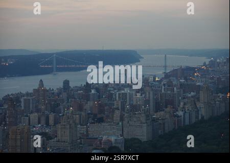 Vue aérienne de la ville de New York au crépuscule. L'emblématique pont George Washington enjambe le fleuve Hudson, reliant Manhattan et le New Jersey. Le cit Banque D'Images