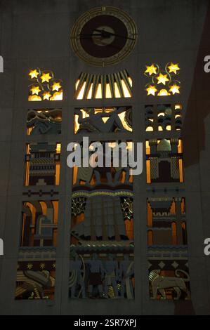 New York, la jungle de béton de Manhattan fond tandis qu'un vététiste navigue sur un sentier de séquoias. La lumière du soleil lance à travers les géants imposants, illuminent Banque D'Images