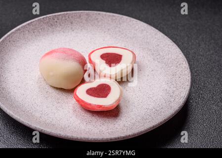 Délicieux mochi sucré en forme de coeurs rouges pour la fête de la Saint-Valentin Banque D'Images