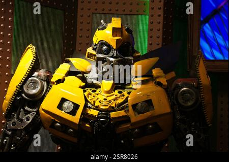 New York, Manhattan. Un grand robot jaune avec une construction rectangulaire se trouve dans une pièce avec un mur en bois et une fenêtre. De nature industrielle, elle fait allusion au pote Banque D'Images