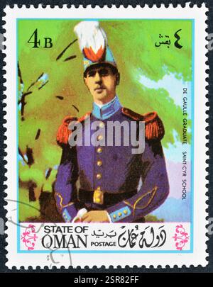 Timbre-poste oblitéré imprimé par Oman, qui montre Portrait du général Charles de Gaulle, vers 1972. Banque D'Images