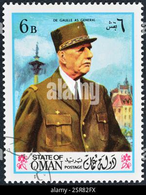 Timbre-poste oblitéré imprimé par Oman, qui montre Portrait du général Charles de Gaulle, vers 1972. Banque D'Images