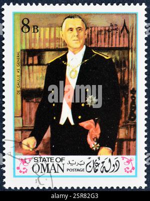 Timbre-poste oblitéré imprimé par Oman, qui montre Portrait du général Charles de Gaulle, vers 1972. Banque D'Images