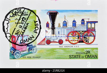Timbre-poste oblitéré imprimé par Oman, qui montre l'ancienne locomotive 1860 américaine 4-4-0 et la voiture 1913 Bebe Peugeot, vers 1972 Banque D'Images