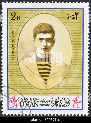 Timbre-poste oblitéré imprimé par Oman, qui montre Portrait du général Charles de Gaulle, vers 1972. Banque D'Images