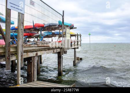 Canoë et kayak de la cour de bateau surplombant la marée haute à Leigh-on-Sea, Essex Banque D'Images