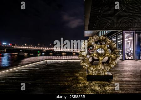 Copenhague, Danemark. 07 février 2025. Copenhagen Light Festival est un festival de lumière annuel qui transforme Copenahgen en une célébration de l'art de la lumière, du design et de l'illumination dans le centre de Copenhague. Voici l'installation InBloom par toyStudio. Banque D'Images