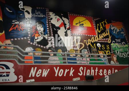 Une murale colorée à New York, Manhattan représente un bus à impériale enduit de publicités pour des spectacles de Broadway. La scène animée jette avec t Banque D'Images