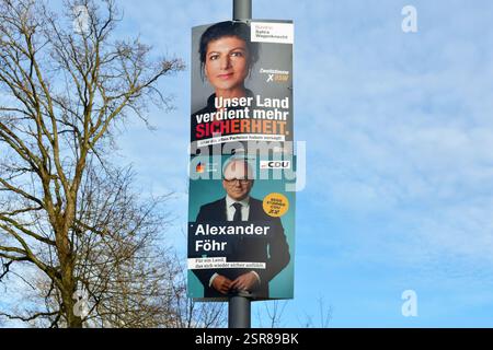 Heidelberg, Allemagne - 25 janvier 2025 : panneaux d'affichage pour l'élection du parlement fédéral 'Bundestagswahl' 2025 avec les partis politiques BWS et CDU Banque D'Images