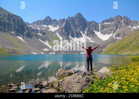 Voyageurs dans la nature. Randonnée dans les montagnes. Photo documentaire avec des touristes. Belles montagnes, lac cristallin et voyage. Lac et montagnes Banque D'Images