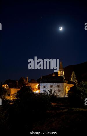 Village Unha, la nuit, avec la lumière de la Lune (Vallée d'Aran, Lleida, Catalogne, Espagne, Pyrénées) ESP : Pueblo de Unha, de noche, con la Luna Banque D'Images