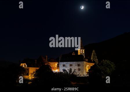 Village Unha, la nuit, avec la lumière de la Lune (Vallée d'Aran, Lleida, Catalogne, Espagne, Pyrénées) ESP : Pueblo de Unha, de noche, con la Luna Banque D'Images