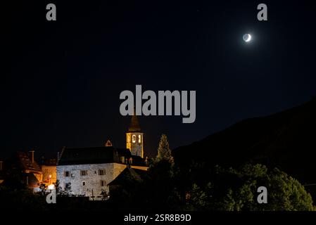Village Unha, la nuit, avec la lumière de la Lune (Vallée d'Aran, Lleida, Catalogne, Espagne, Pyrénées) ESP : Pueblo de Unha, de noche, con la Luna Banque D'Images