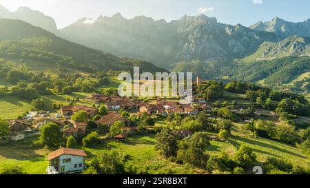 Vue aérienne du village médiéval de Mogrovejo en Cantabrie, au nord de l'Espagne. Banque D'Images