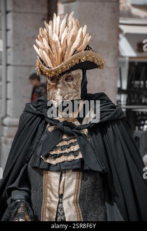 corfou, corfou, Grèce. 10 mars 2024 : une personne en costume élaboré et masque pendant le Carnaval de Venise Banque D'Images
