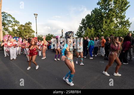 MELBOURNE, AUSTRALIE. 15 février 2025. Photo : des danseurs de carnaval en costumes colorés dansent dans la rue au Festival Afro Caribbean, Federation Square, Melbourne, Australie, le 15 février 2025. Crédit : Karl Phillipson / Alamy Live News Banque D'Images