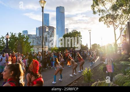 MELBOURNE, AUSTRALIE. 15 février 2025. Photo : des danseurs de carnaval en costumes colorés dansent dans la rue au Festival Afro Caribbean, Federation Square, Melbourne, Australie, le 15 février 2025. Crédit : Karl Phillipson / Alamy Live News Banque D'Images
