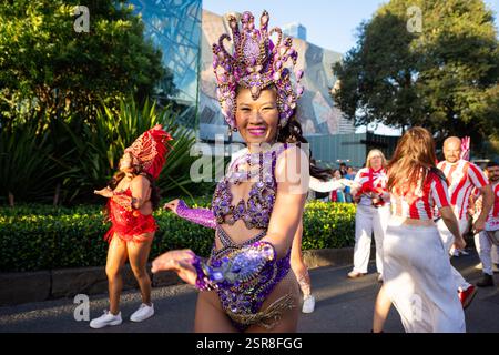 MELBOURNE, AUSTRALIE. 15 février 2025. Photo : des danseurs de carnaval en costumes colorés dansent dans la rue au Festival Afro Caribbean, Federation Square, Melbourne, Australie, le 15 février 2025. Crédit : Karl Phillipson / Alamy Live News Banque D'Images