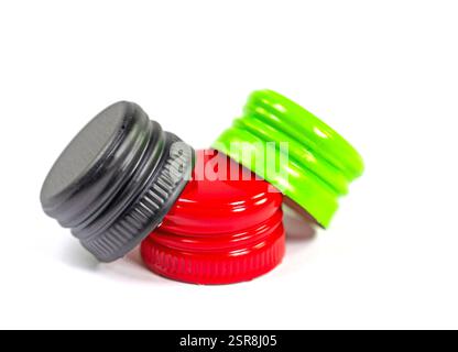 Bouchons de bouteilles en aluminium anciens sur fond blanc Banque D'Images