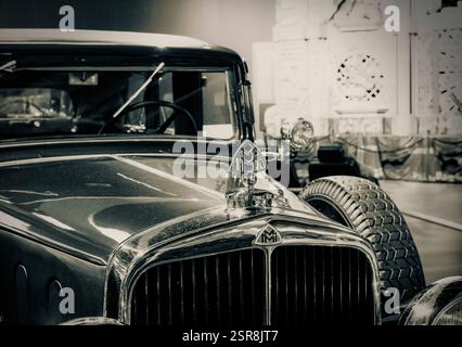 Vue de face d'un ancien Maybach historique dans un musée de la technologie Banque D'Images