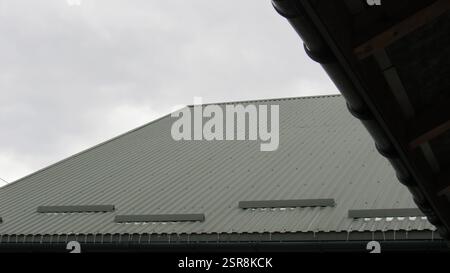profilé métallique. toiture. remplacement du revêtement pour la maison. réparation de toit Banque D'Images
