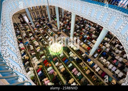 Dhaka, Bangladesh. 15 février 2025. Les musulmans bangladais prient lors d'une prière nocturne spéciale à la Mosquée nationale du Bangladesh pour marquer Shab-e-Barat, ou 'nuit du pardon' à Dhaka le 14 février 2024. Les musulmans croient que si quelqu'un prie Dieu tout au long de la nuit et cherche le pardon pour tous les péchés qu'il a commis, il pourrait être pardonné. Toute la nuit de prière est consacrée à demander pardon pour l'année écoulée et bonne fortune pour l'année à venir. Photo de Suvra Kanti Das/ABACAPRESS. COM Credit : Abaca Press/Alamy Live News Banque D'Images